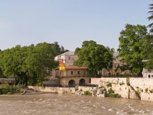 ארכיטקטורה ציורית על גדת הנהר בכותאיסי